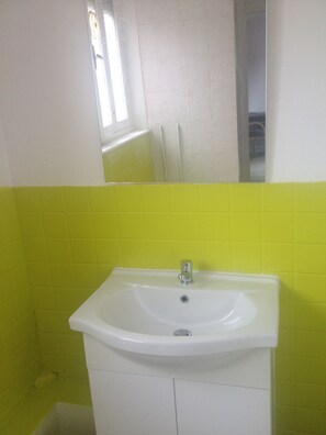 Bathroom sink - Hôtel Le Jardin (Lens)