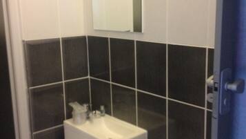 Shower, free toiletries, hair dryer