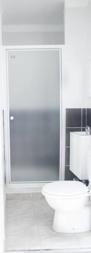 Shower, free toiletries, hair dryer - Hôtel Le Jardin (Lens)