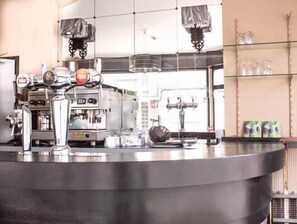 Daily continental breakfast (EUR 8 per person) - Hôtel Le Jardin (Lens)