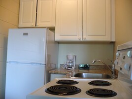 Refrigerador, microondas, cafetera/tetera