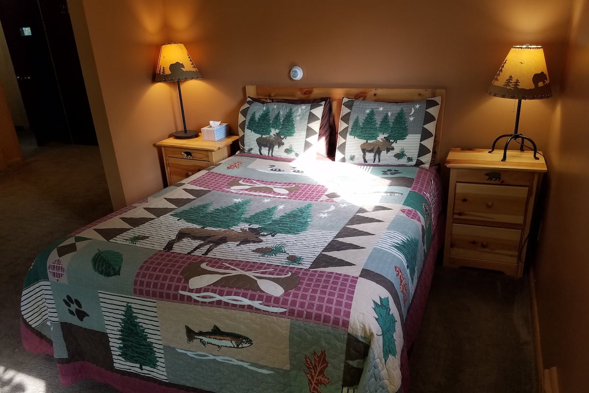 Habitación clásica, 1 cama Queen size y sofá cama | Área de sala de estar | Televisión de pantalla plana