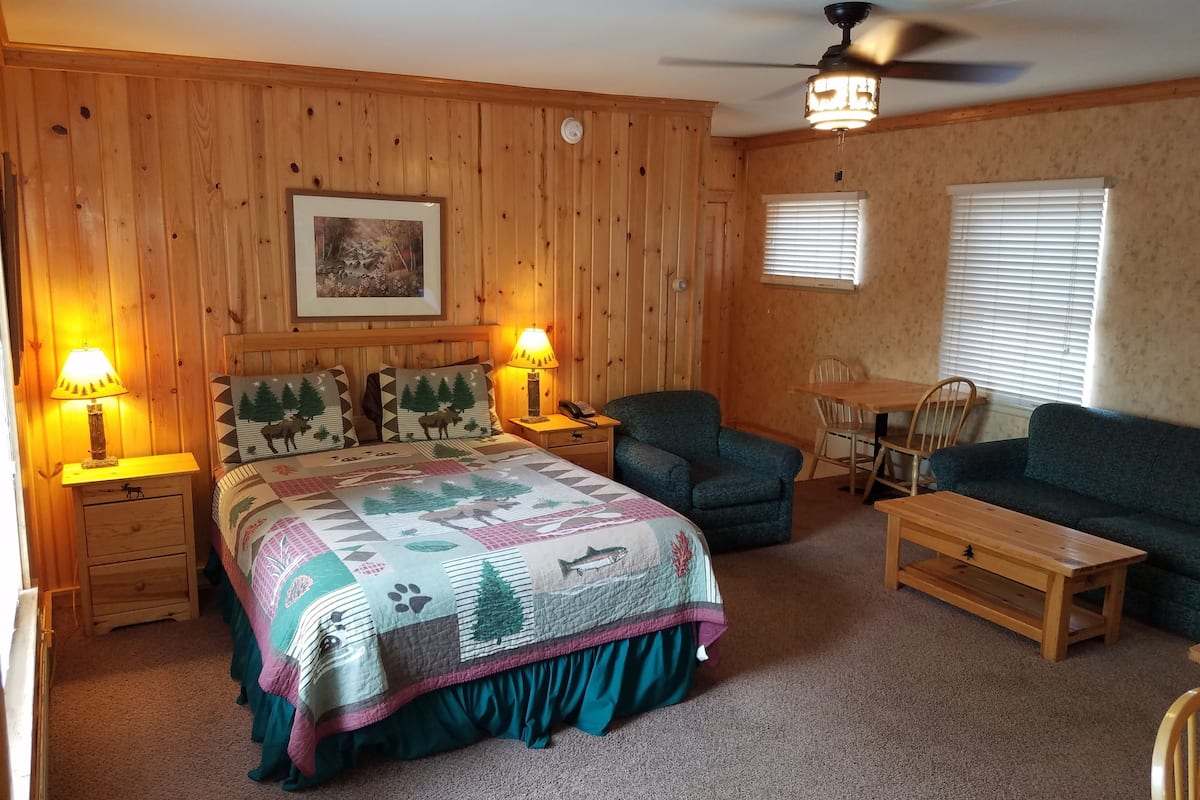 Habitación Deluxe, 1 cama Queen size y sofá cama | Cunas gratuitas, wifi gratis y ropa de cama