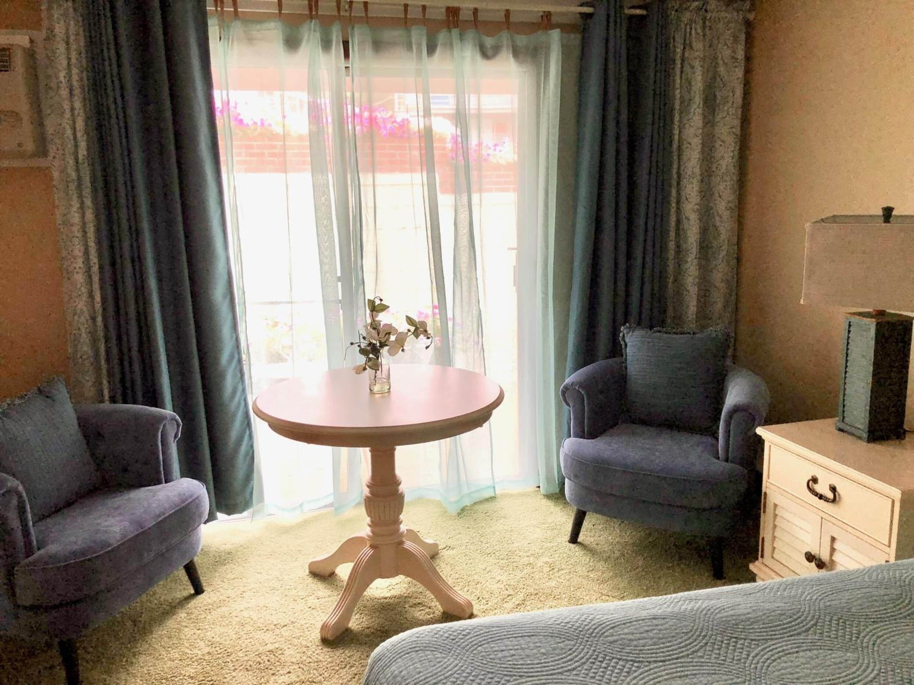 motor inn, king bed, no view, patio | desk, iron/ironing board, free wifi, bed sheets