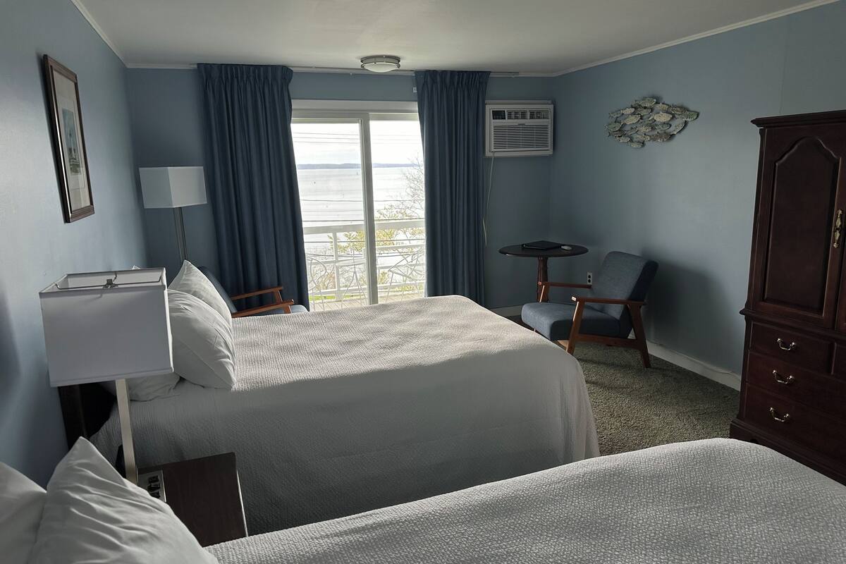 Motor Inn, 2 Double Beds, Waterview | デスク、アイロン / アイロン台、WiFi (無料)、ベッドシーツ