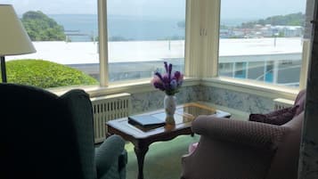 Harbor House King, Water View | 客廳 | 電視