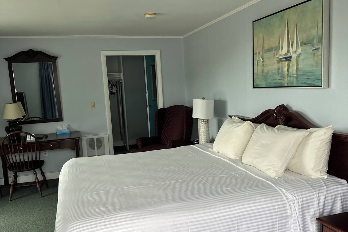 Motor Inn, King Bed, WaterView | デスク、アイロン / アイロン台、WiFi (無料)、ベッドシーツ