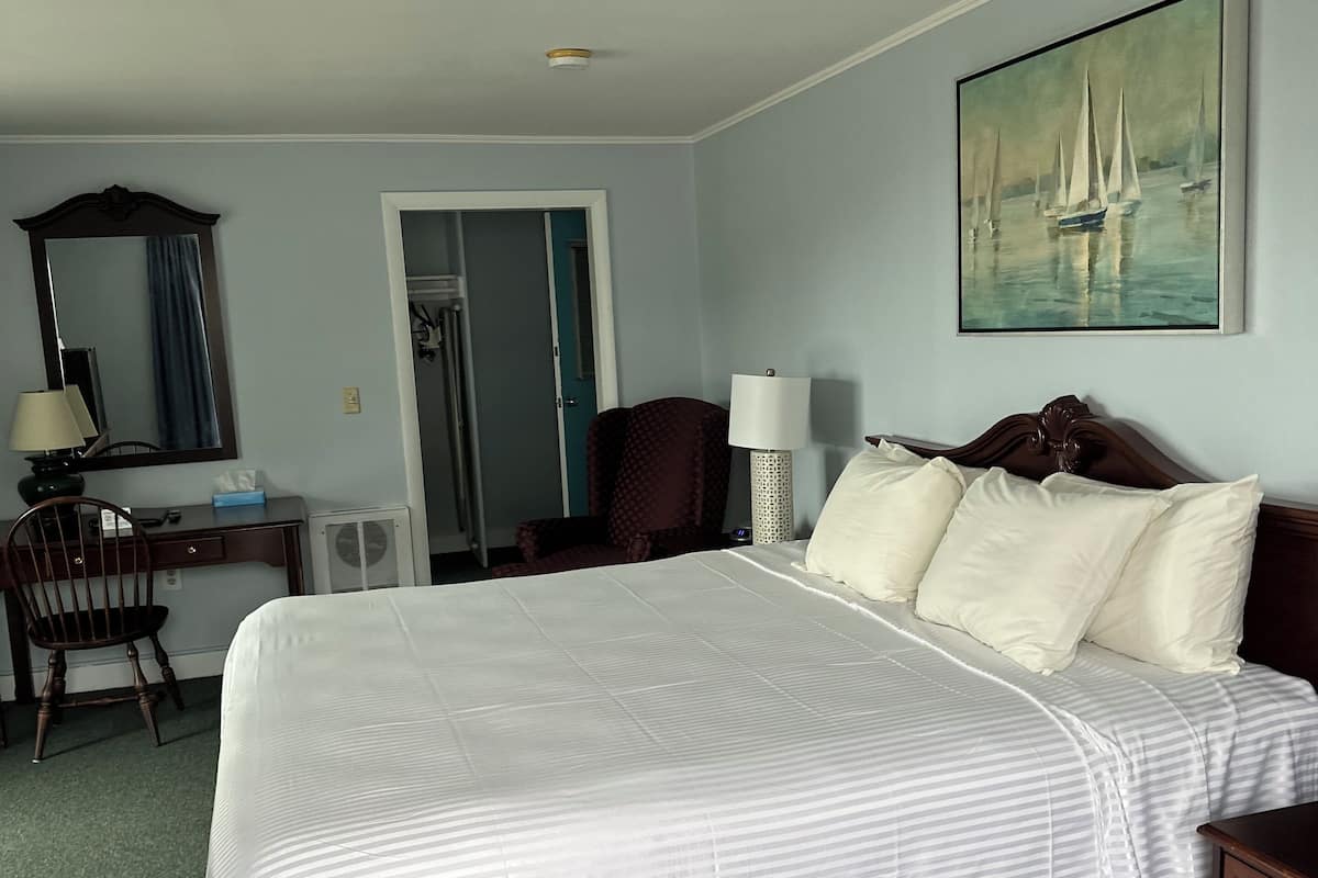 Motor Inn, King Bed, WaterView | Desk, iron/ironing board, free WiFi, bed sheets