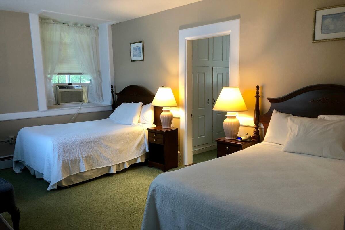 Harbor House Basement Apartment, Pool View | デスク、アイロン / アイロン台、WiFi (無料)、ベッドシーツ