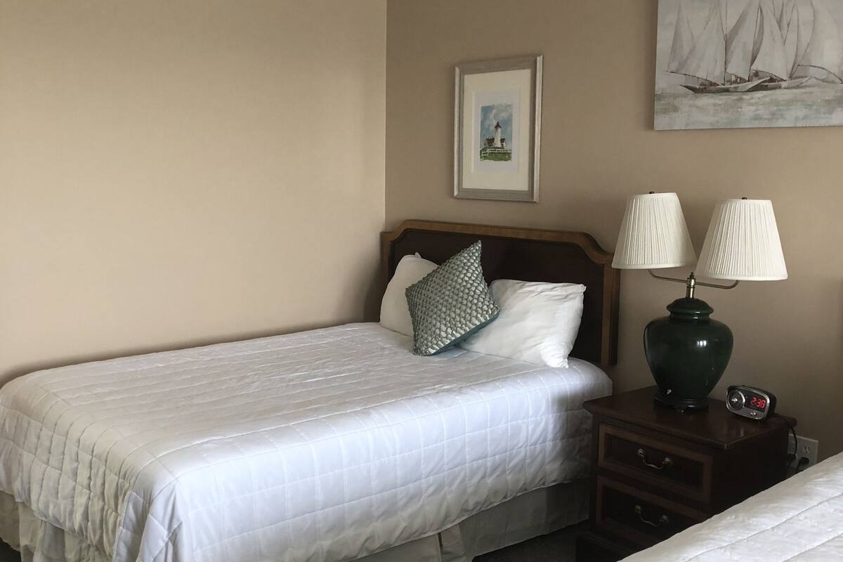 Motor Inn, 2 Double Beds, No View | デスク、アイロン / アイロン台、WiFi (無料)、ベッドシーツ