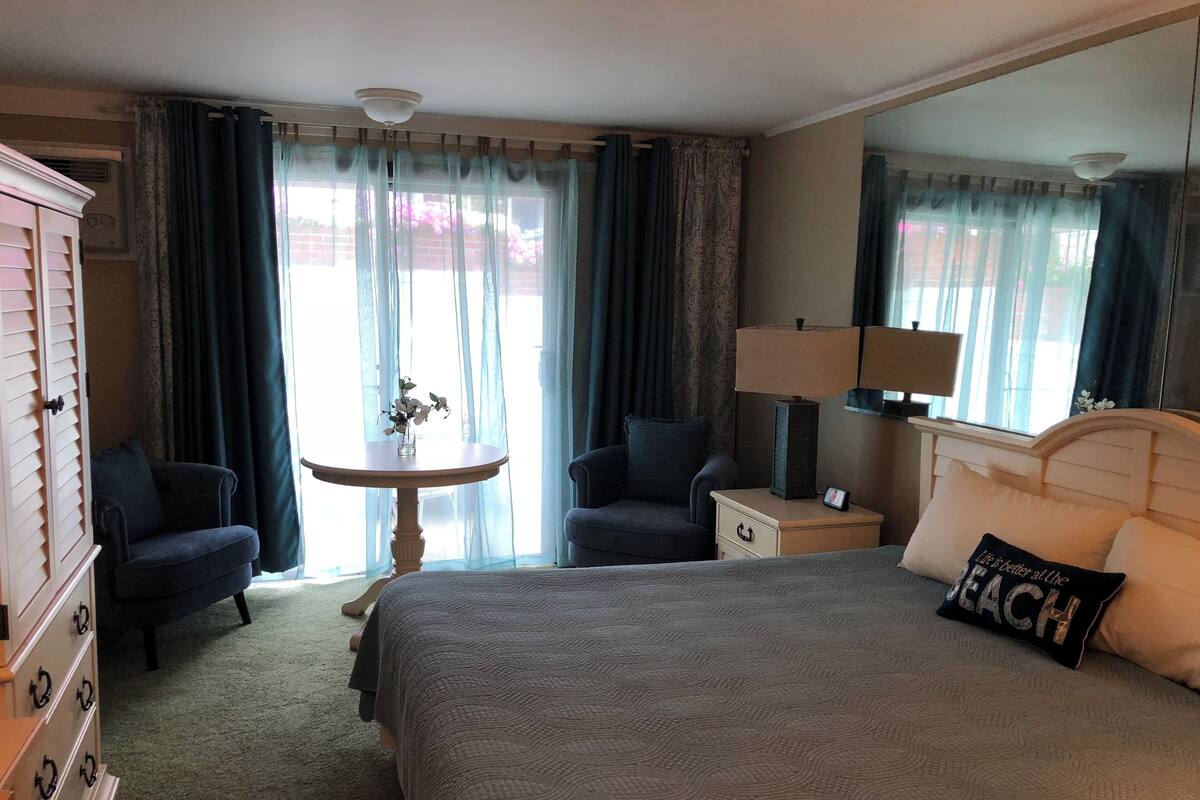 Motor Inn, King Bed, No View, Patio | デスク、アイロン / アイロン台、WiFi (無料)、ベッドシーツ