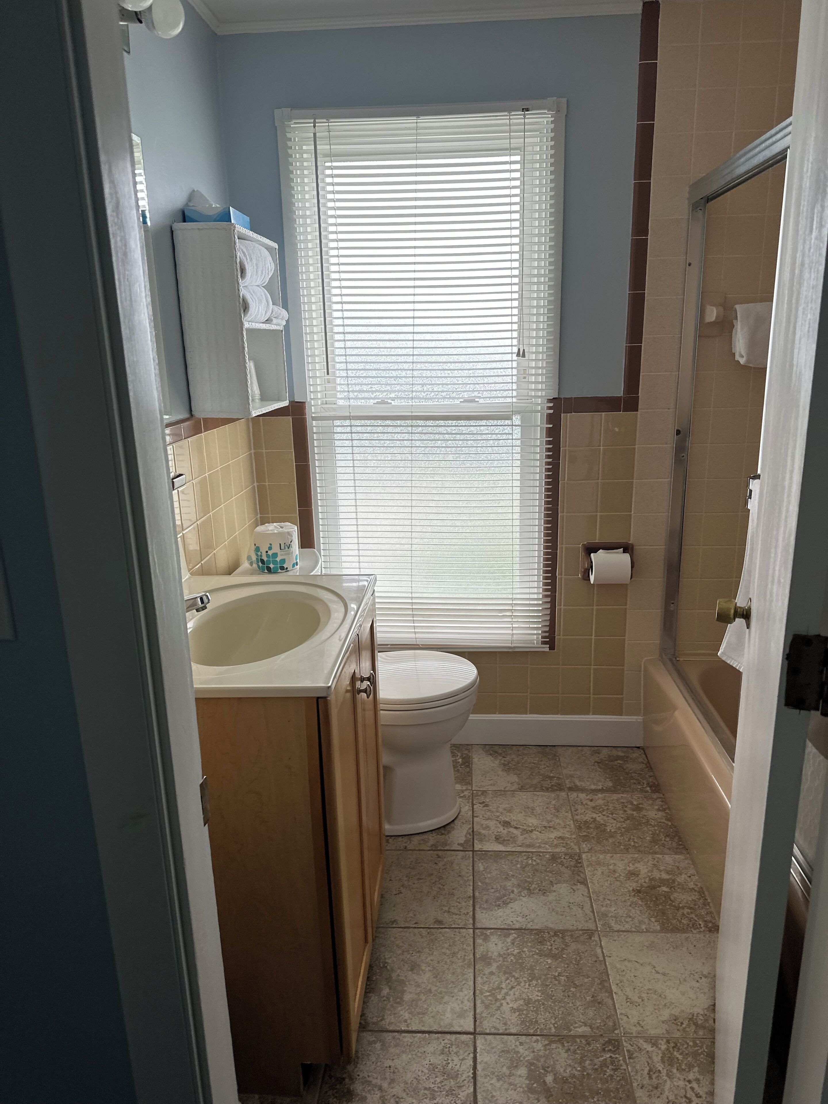 motor inn, king bed, waterview | bathroom | shower, free toiletries, hair dryer, towels
