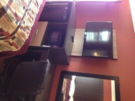 Standard Room, 1 King Bed, Non Smoking | Desk, free WiFi