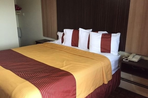 Standard Room, 1 King Bed, Non Smoking | Desk, WiFi (free)