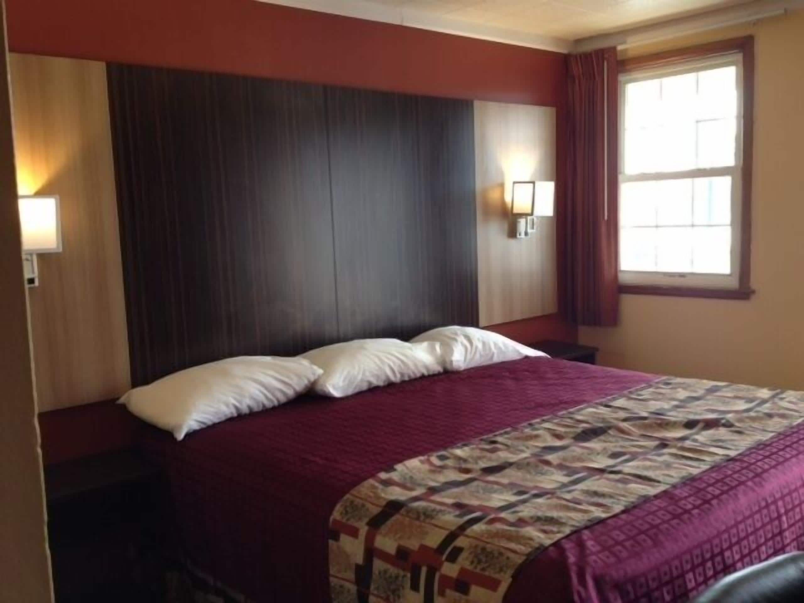 Standard Room, 1 King Bed, Non Smoking | Desk, free WiFi