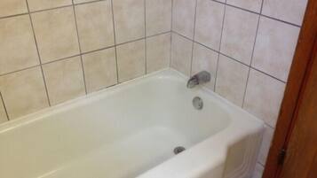 Habitación estándar, 2 camas Queen size, para no fumadores | Baño | Tina con regadera