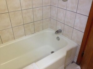 Standard Room, 2 Katil Ratu (Queen), Non Smoking | Bilik Mandi | Gabungan pancuran/tab mandi 