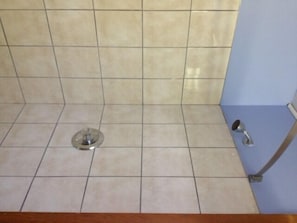 Standardzimmer, 2 Doppelbetten, Raucher | Badezimmer | Duschwanne