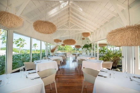 Serviço de almoço e jantar; culinária francesa, vistas para o mar . Hôtel Plein Soleil