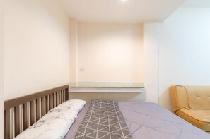 Minibar, desk, free WiFi, bed sheets - Ladda​ Place​ (Bangkok)
