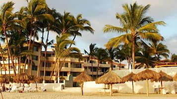 En la playa, camastros, sombrillas y toallas de playa