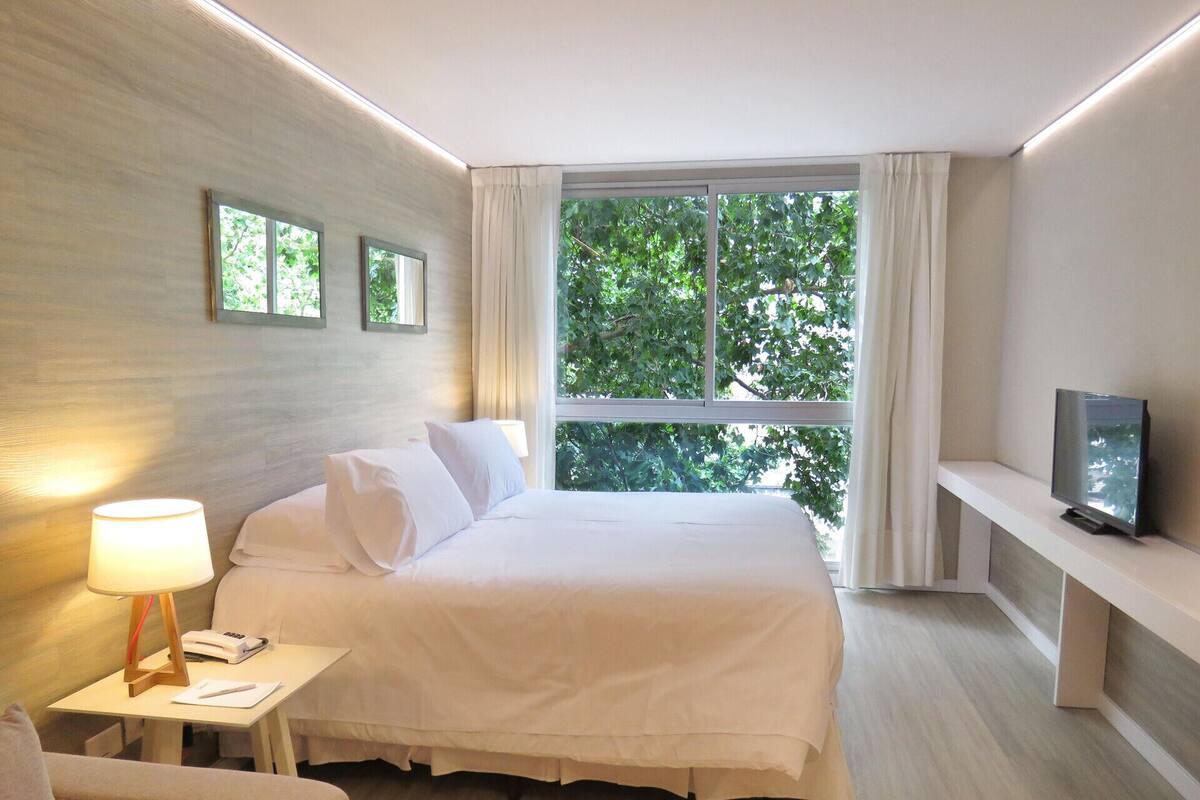 Roupas de cama premium, frigobar, cofres nos quartos