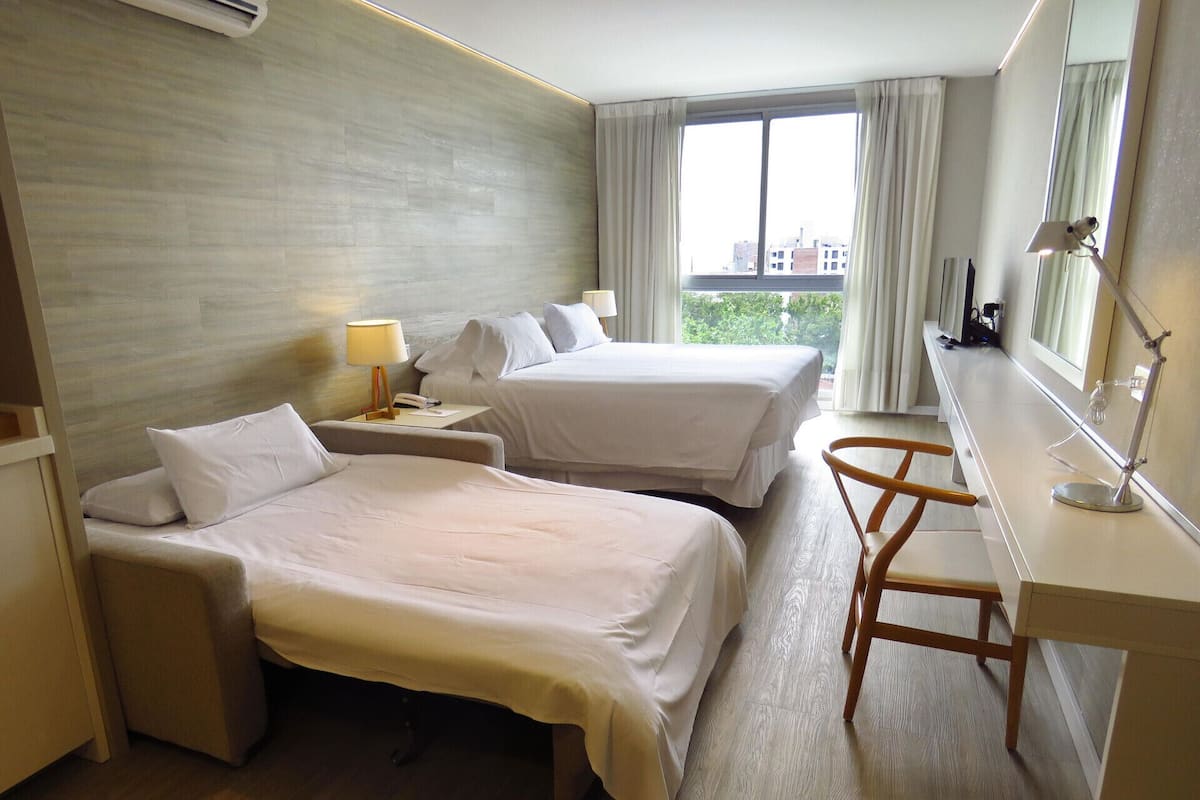Roupas de cama premium, frigobar, cofres nos quartos