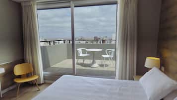 Deluxe Room with Terrace | Premium-sengetøj, minibar, pengeskab på værelset