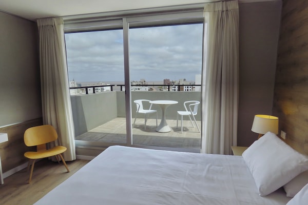 Deluxe Room with Terrace | Ropa de cama de alta calidad y minibar