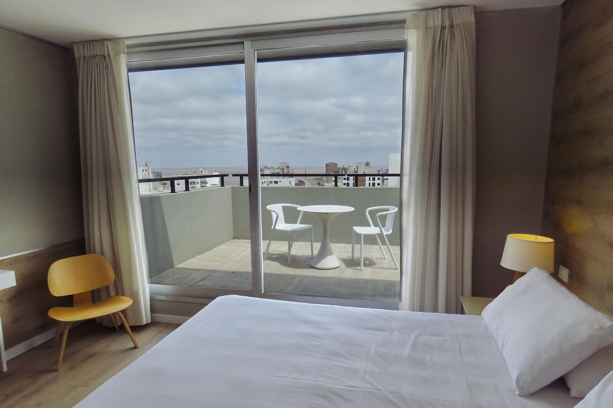 Ropa de cama de alta calidad, minibar, caja fuerte