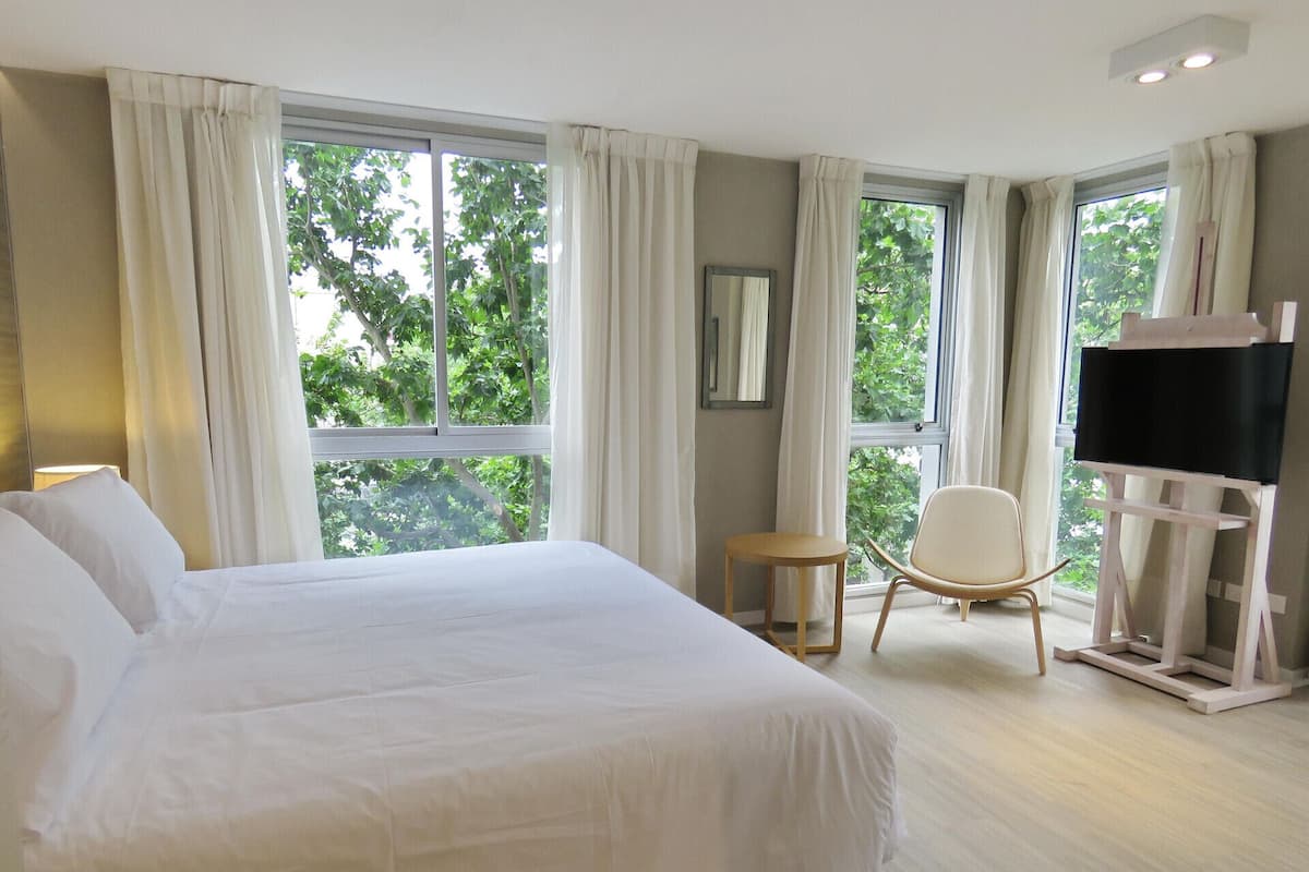 Roupas de cama premium, frigobar, cofres nos quartos