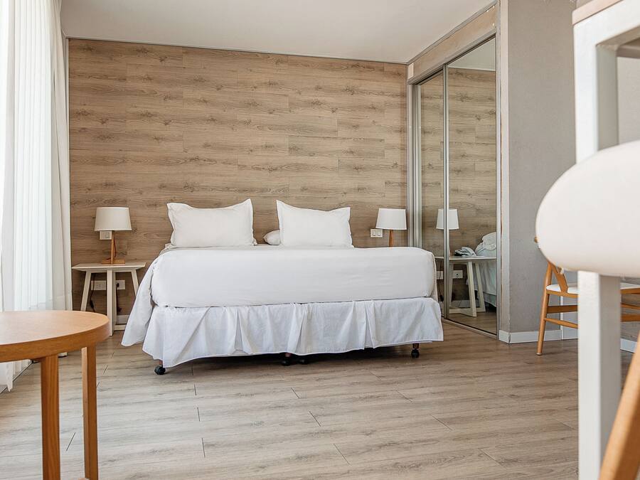 Deluxe Room with Terrace | Luxe beddengoed, een minibar, een kluis op de kamer, een laptopwerkplek