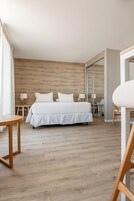 Deluxe Room with Terrace | Roupas de cama premium, frigobar, cofres nos quartos