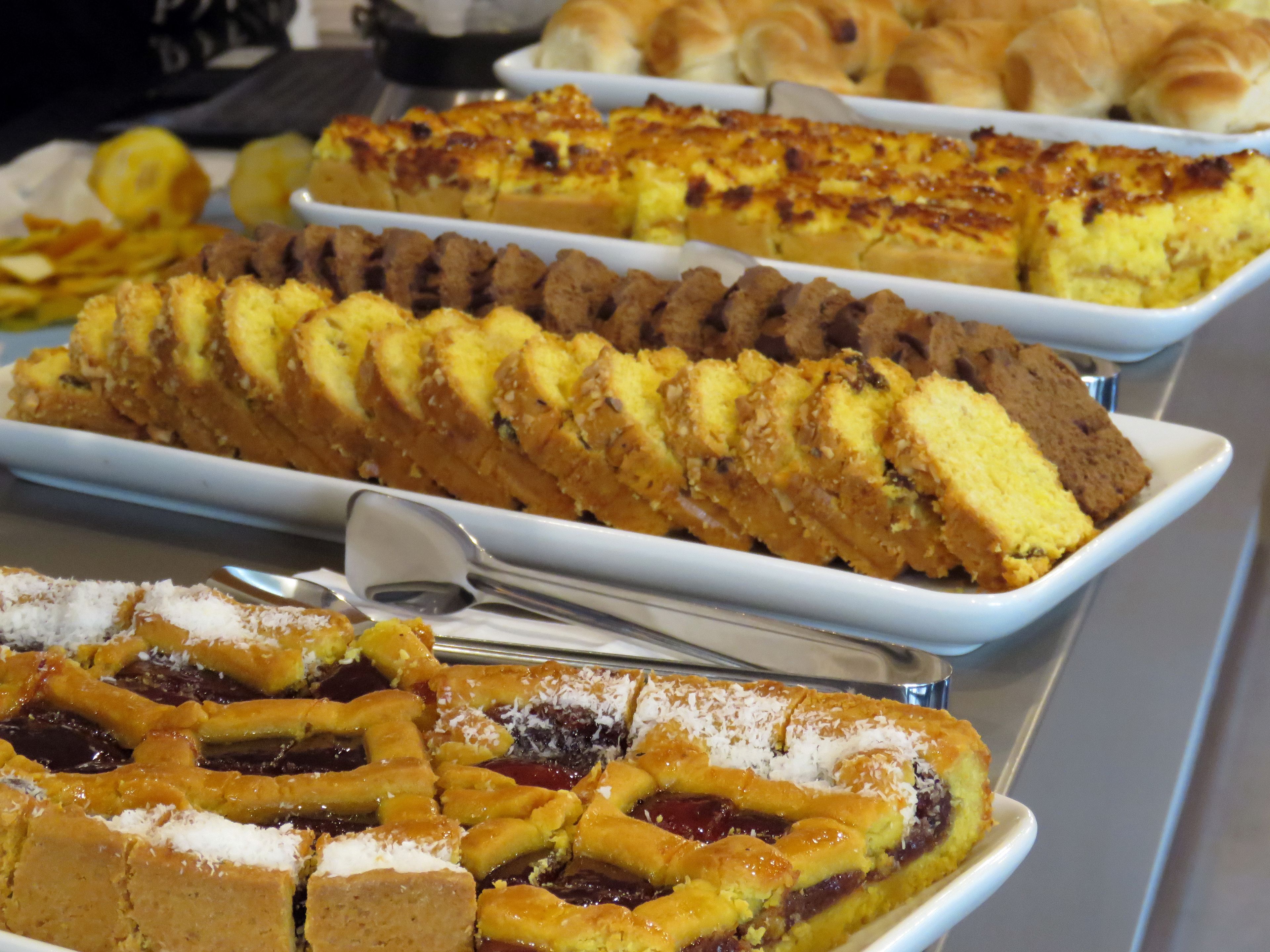 Ein Buffet mit verschiedenen Backwaren, darunter Kuchen, Torten und Gebäck.