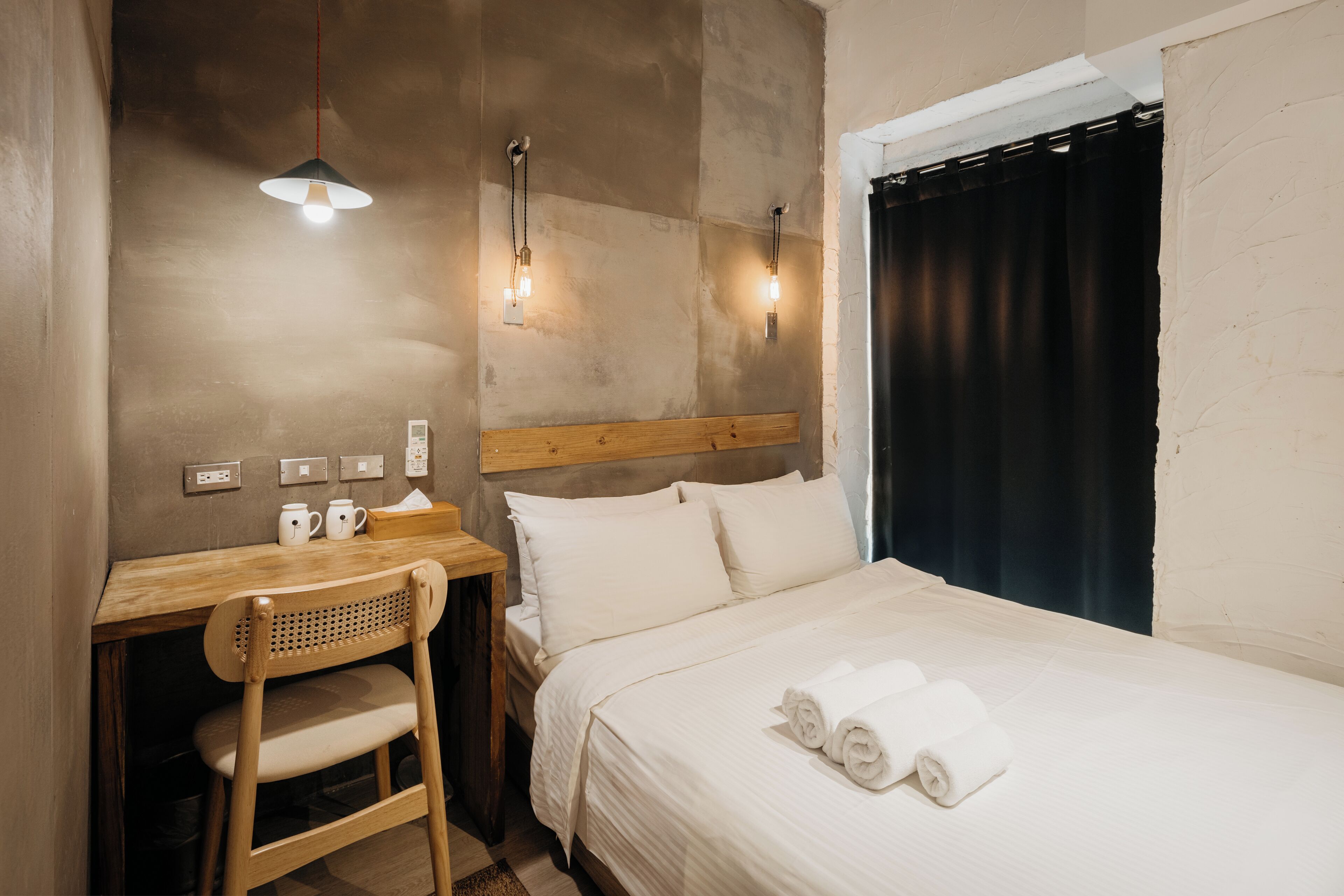 1 bedroom, individually decorated, individually furnished, desk