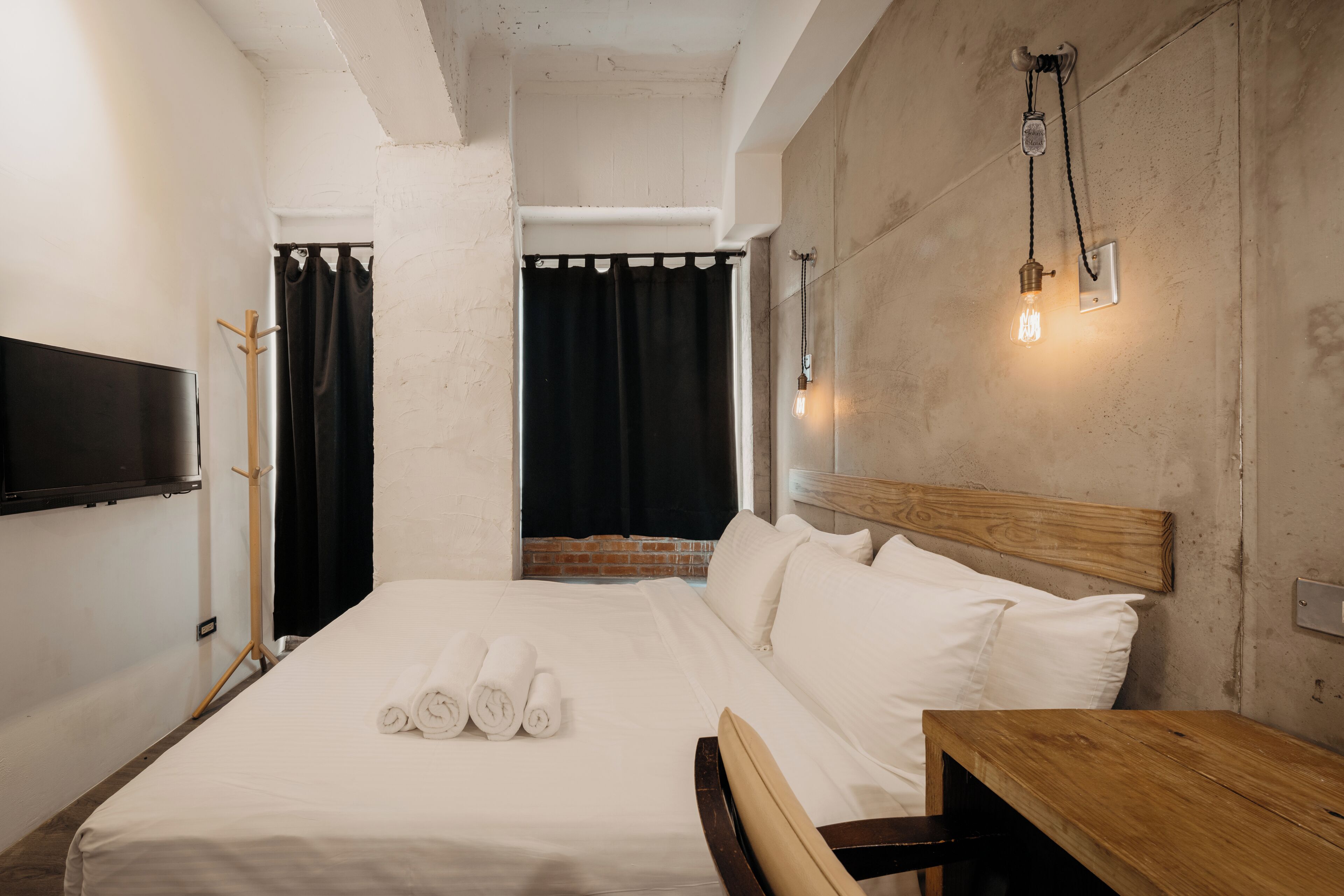 1 bedroom, individually decorated, individually furnished, desk