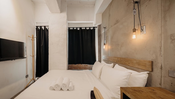 Desk, soundproofing, iron/ironing board (on request), WiFi (free) - Just Inn Taipei (Taipei)
