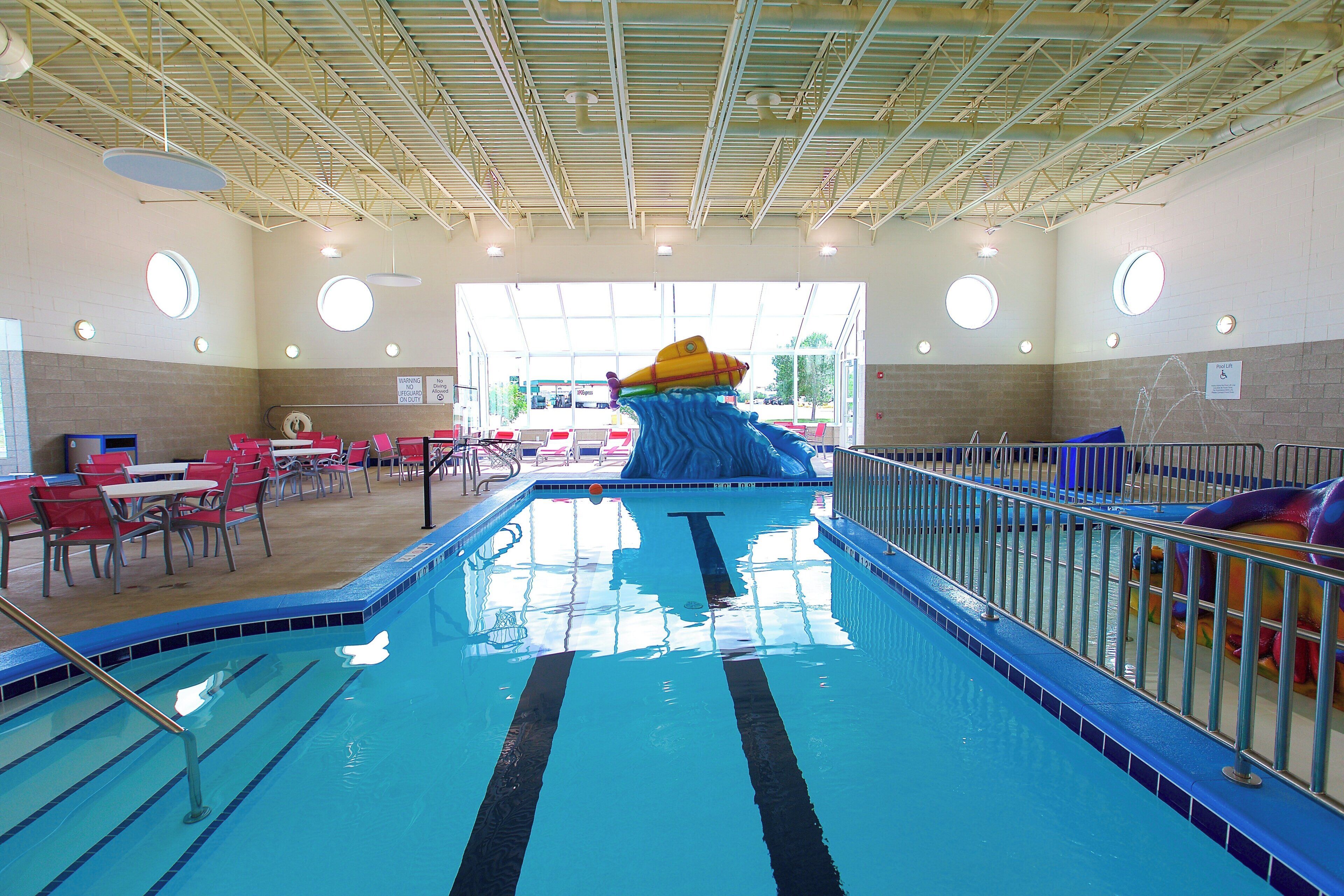 Piscina com posto de salva-vidas, elevador para piscina e tobogã.