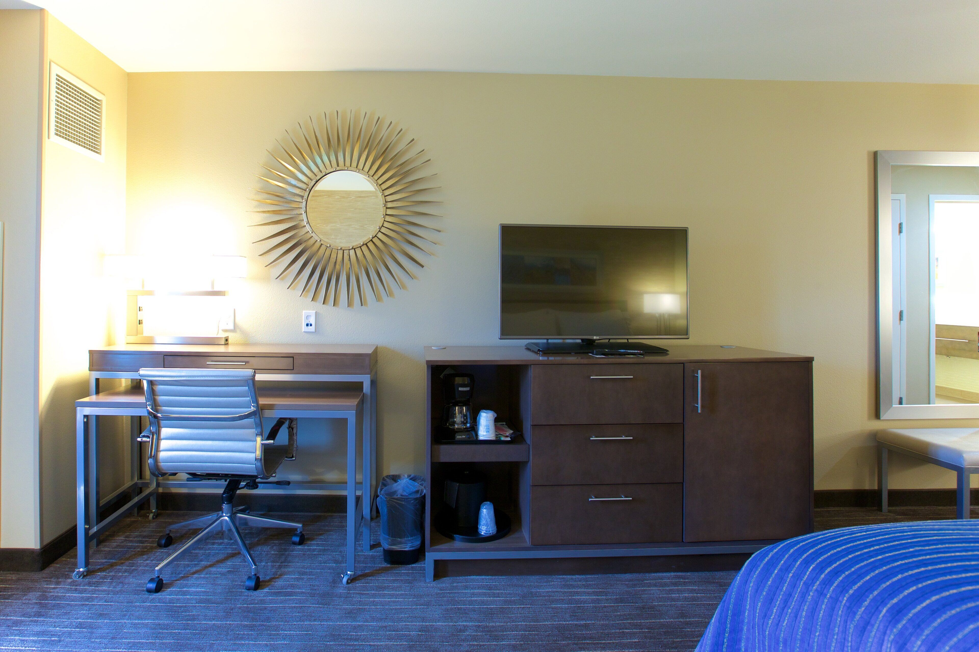 standard room, 1 king bed with sofa bed | desk, iron/ironing board, free wifi, bed sheets