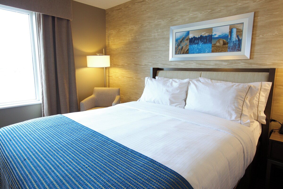 Standard Room, 2 Queen Beds | Desk, iron/ironing board, free WiFi, bed sheets