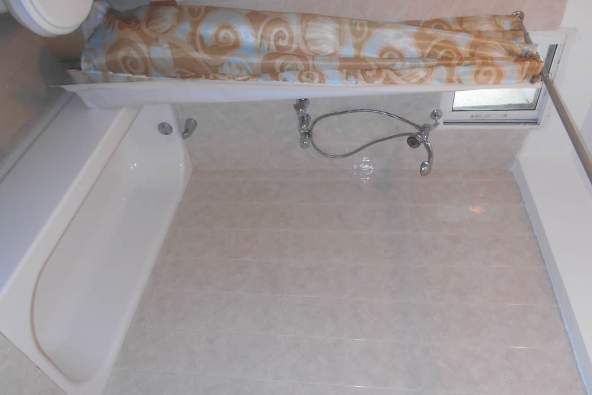 combined shower/bathtub, spring water bathtub, rainfall showerhead