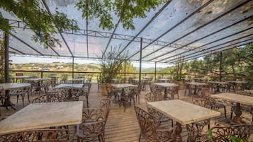 5 bares/lounges, 3 bares ao lado da piscina