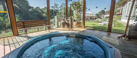 Indoor spa tub