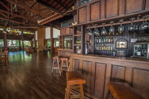 5 bar/ruang istirahat, 3 bar tepi kolam