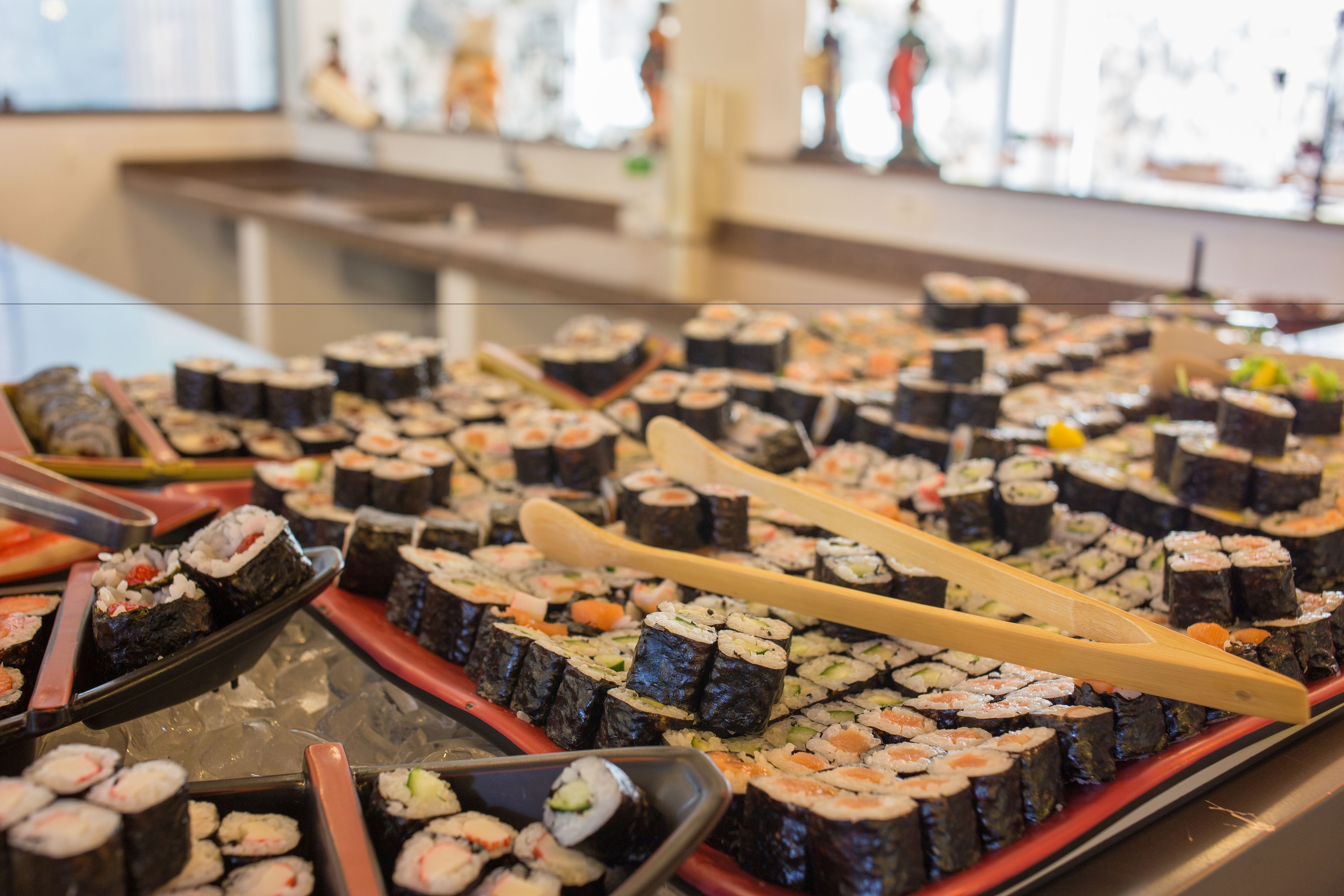 Uma variedade de sushi dispostos em bandejas.