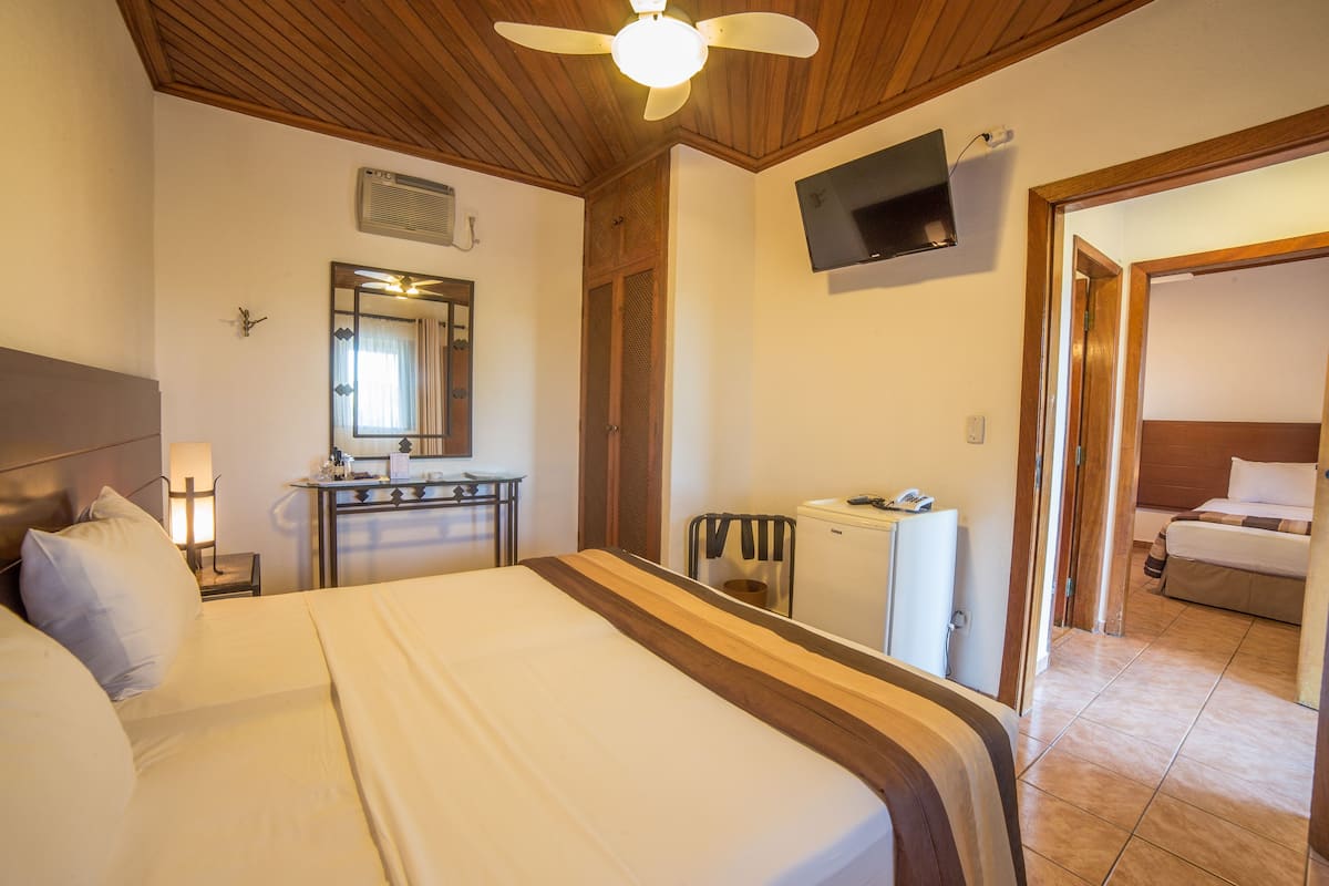 Chalet, 2 slaapkamers | Een minibar, een kluis op de kamer, een bureau, gratis babybedden