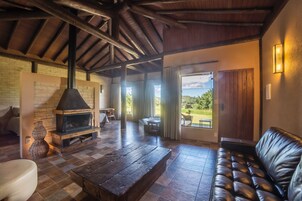 Villa (Atibainha) | Minibar, in-room safe, desk, free cribs/infant beds