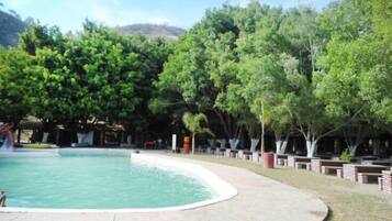 Alberca techada y alberca al aire libre