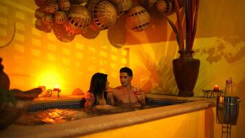 Habitación estándar, 2 camas matrimoniales, hidromasaje | Caja de seguridad en la habitación, camas extra y wifi gratis