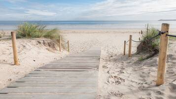 Beach nearby, white sand, beach bar